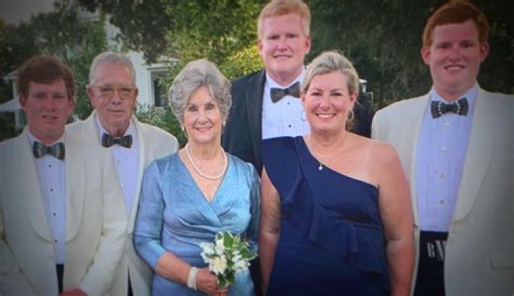 
Alex Murdaugh, son Buster’s expressions go viral as jury finds former guilty of the murders of his wife Maggie and son Paul 