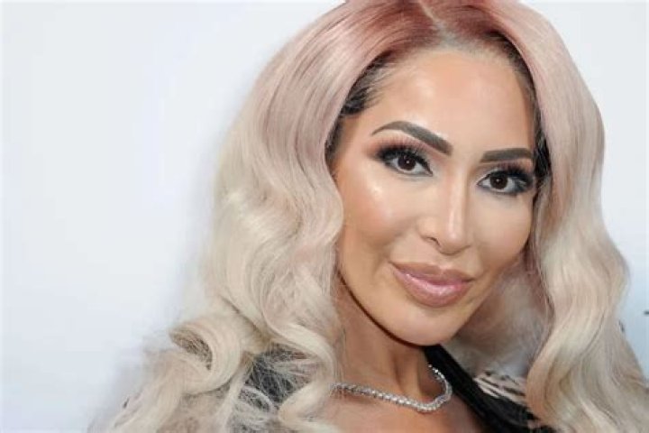 Farrah Abraham Claps Back At Hater Criticizing Her Outfit In New Video