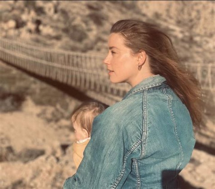 How did Amber Heard mother die?