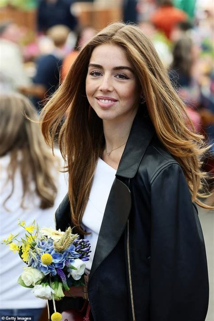 How Much Is Alexia Worth? – Celebrity