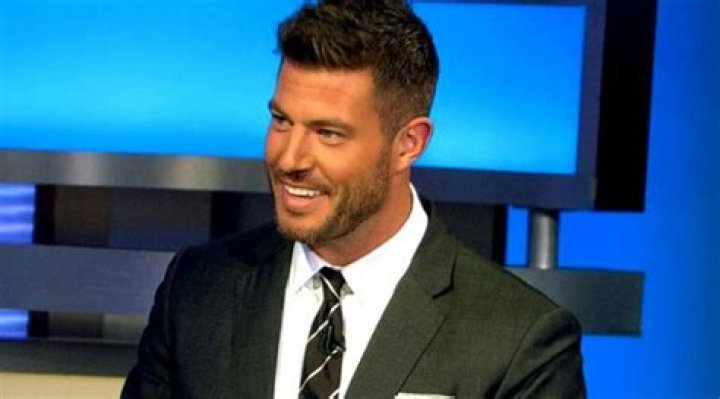 
Is Jesse Palmer Married? His Bio, Age, Wife, Family, Parents, Haircut, Salary and Net worth 