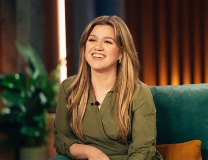 Who is Kelly Clarkson net worth?